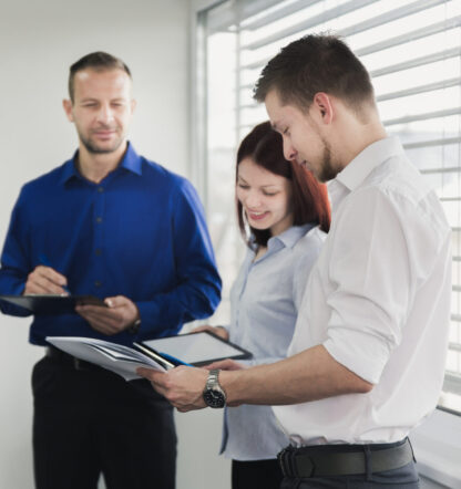 smiling-woman-with-coworkers-office smiling-woman-with-coworkers-office